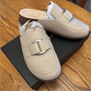 Vionic Women's JordanTan Mules with Silver Accent\